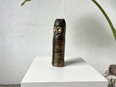 Chouette Alfred Berger en céramique émaillée brun, vue de trois quarts