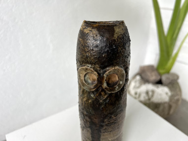 Yeux cerclés émaillés cuivre de la chouette en grès d'Alfred Berger
