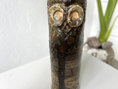 Détail des yeux et du bec rapportés, chouette céramique Alfred Berger