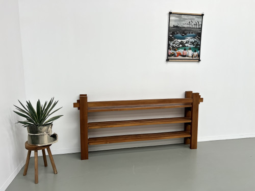 Etagère moderniste des années 70 en orme massif, vue 2