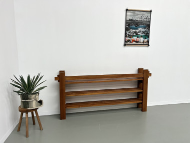 Etagère moderniste des années 70 en orme massif, vue 2