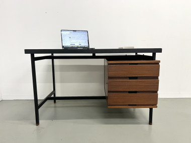 Bureau Pierre Guariche en teck et acier laqué., vue 3