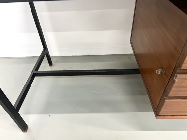 Bureau Pierre Guariche en teck et acier laqué., vue 8