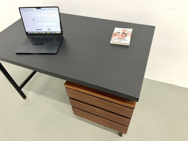 Bureau Pierre Guariche en teck et acier laqué., vue 15
