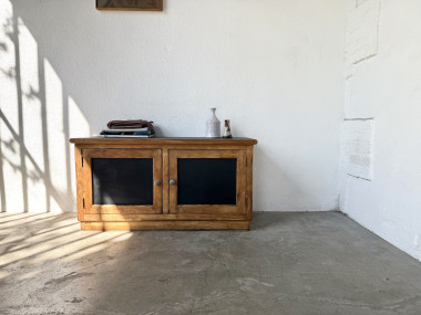 Petit meuble de rangement en pin à 2 portes, vue 1