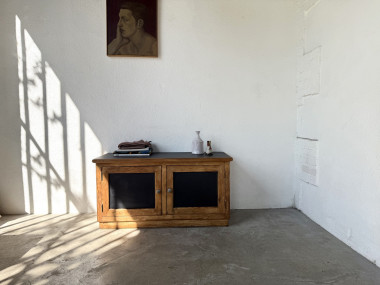 Petit meuble de rangement en pin à 2 portes, vue 2