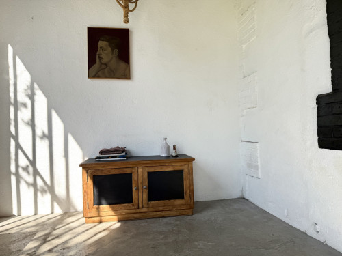 Petit meuble de rangement en pin à 2 portes, vue 3