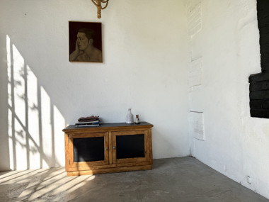 Petit meuble de rangement en pin à 2 portes, vue 3