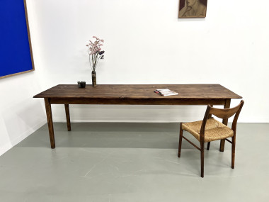 Grande table de ferme en pin massif aux pieds fuseaux, vue 2