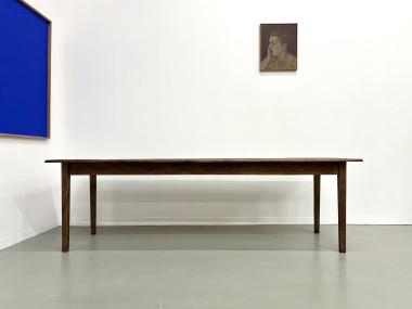 Grande table de ferme en pin massif aux pieds fuseaux, vue 4