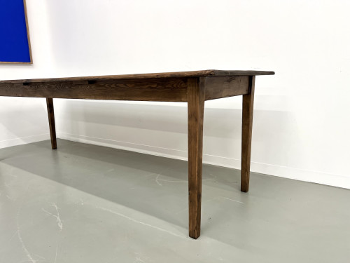 Grande table de ferme en pin massif aux pieds fuseaux, vue 5