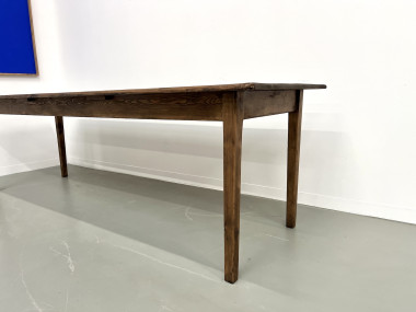 Grande table de ferme en pin massif aux pieds fuseaux, vue 5