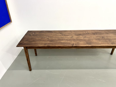Grande table de ferme en pin massif aux pieds fuseaux, vue 8