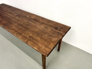 Grande table de ferme en pin massif aux pieds fuseaux, vue 10