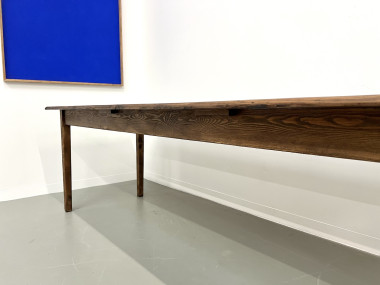 Grande table de ferme en pin massif aux pieds fuseaux, vue 15