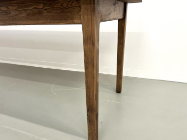 Grande table de ferme en pin massif aux pieds fuseaux, vue 17