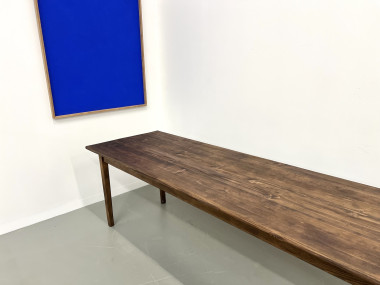 Grande table de ferme en pin massif aux pieds fuseaux, vue 32