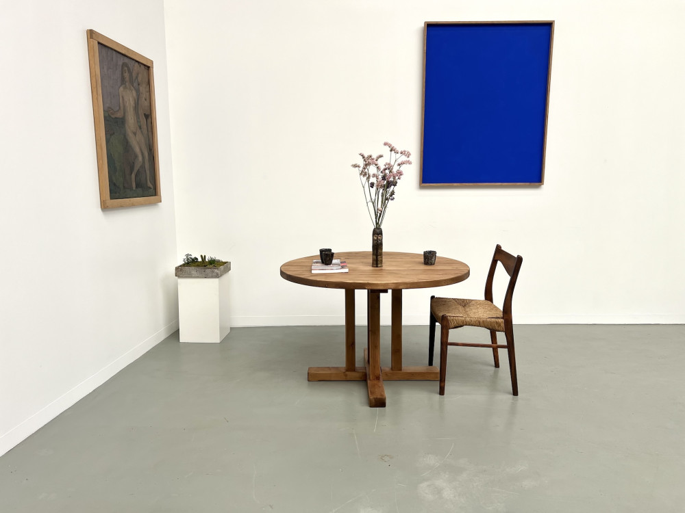 Table en pin ronde "Les Arcs - 1970", vue 1