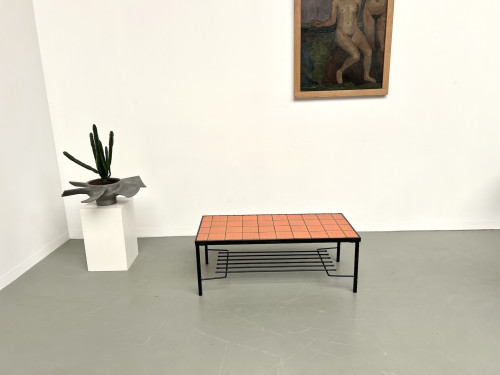 Table basse moderniste des années 70, vue 1