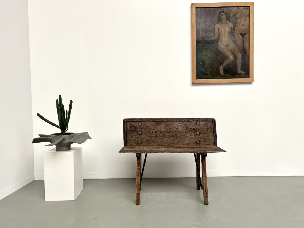 Petit banc brutaliste en chêne du XIXème, vue 1