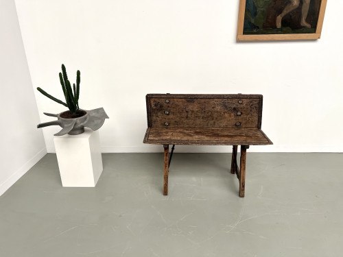 Petit banc brutaliste en chêne du XIXème, vue 2