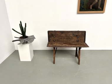 Petit banc brutaliste en chêne du XIXème, vue 2