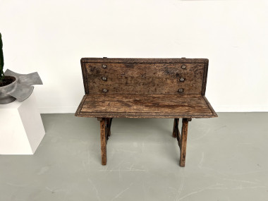 Petit banc brutaliste en chêne du XIXème, vue 3
