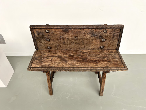 Petit banc brutaliste en chêne du XIXème, vue 4