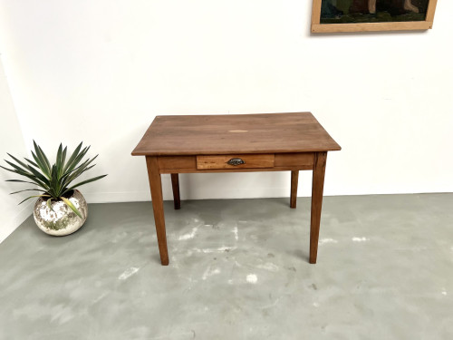 Bureau en merisier massif, aux pieds fuseaux, vue 2