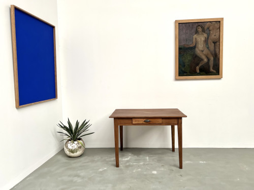 Bureau en merisier massif, aux pieds fuseaux, vue 1