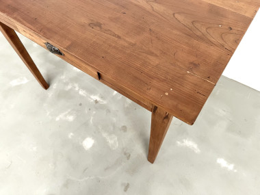 Bureau en merisier massif, aux pieds fuseaux, vue 5