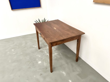 Bureau en merisier massif, aux pieds fuseaux, vue 12