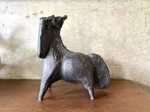 Sculpture en céramique émaillée noire signée Pouchain – Circa 1960, vue 1