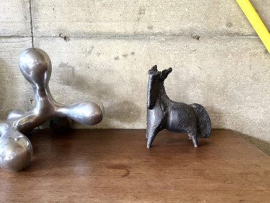 Sculpture en céramique émaillée noire signée Pouchain – Circa 1960, vue 2