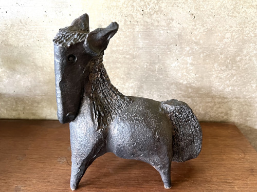 Sculpture en céramique émaillée noire signée Pouchain – Circa 1960, vue 3