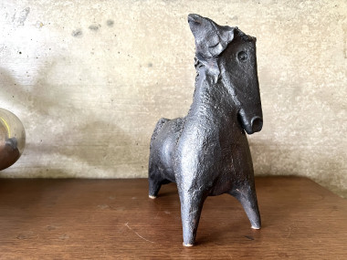 Sculpture en céramique émaillée noire signée Pouchain – Circa 1960, vue 8