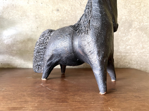 Sculpture en céramique émaillée noire signée Pouchain – Circa 1960, vue 10