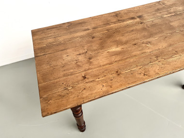 Petite table de ferme en pin aux pieds tournés, vue 6