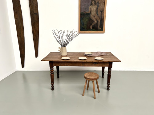 Petite table de ferme en pin aux pieds tournés, vue 9
