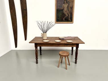 Petite table de ferme en pin aux pieds tournés, vue 9