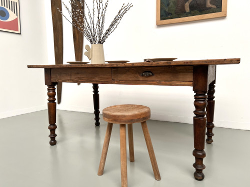 Petite table de ferme en pin aux pieds tournés, vue 11