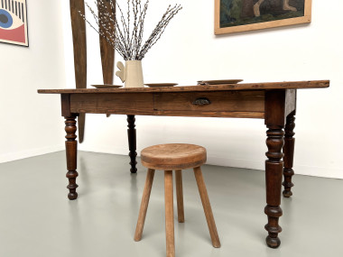 Petite table de ferme en pin aux pieds tournés, vue 11