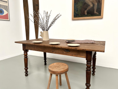Petite table de ferme en pin aux pieds tournés, vue 12