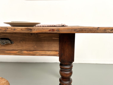 Petite table de ferme en pin aux pieds tournés, vue 14