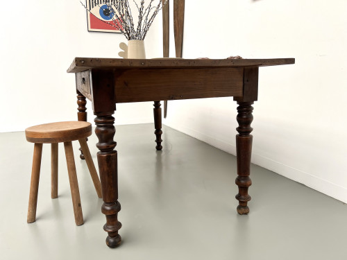 Petite table de ferme en pin aux pieds tournés, vue 17