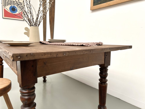 Petite table de ferme en pin aux pieds tournés, vue 18
