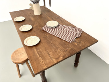 Petite table de ferme en pin aux pieds tournés, vue 19