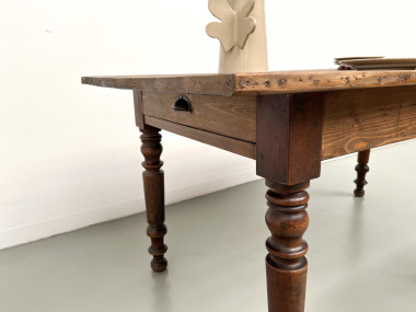 Petite table de ferme en pin aux pieds tournés, vue 23