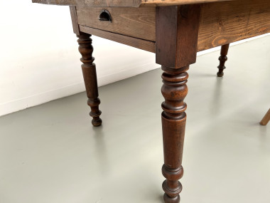 Petite table de ferme en pin aux pieds tournés, vue 24