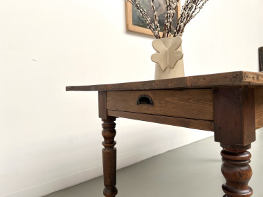 Petite table de ferme en pin aux pieds tournés, vue 25